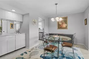 7128 W Country Club Dr N, Sarasota, FL 34243 - Photo 11