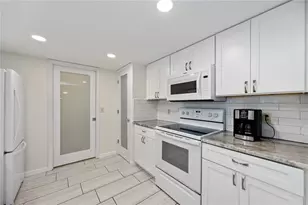 181 Sandhurst Dr, Venice, FL 34293 - Photo 17