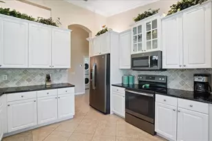 4246 65th Pl E, Sarasota, FL 34243 - Photo 5