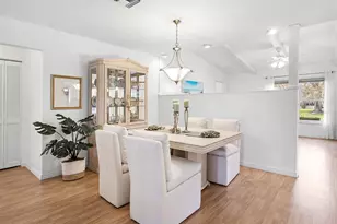 4266 Oakhurst Cir E, Sarasota, FL 34233 - Photo 5