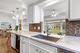 4266 Oakhurst Cir E, Sarasota, FL 34233 - Photo 7