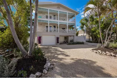 2412 Avenue B, Bradenton Beach, FL 34217 - Photo 3