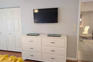 6896 W Country Club Ln, Sarasota, FL 34243 - Photo 13