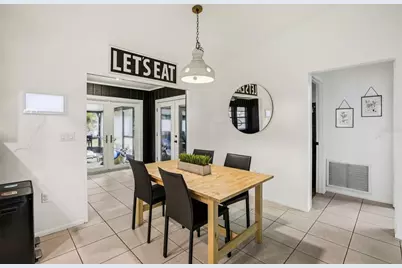 5753 Colonial Oaks Boulevard, Sarasota, FL 34232 - Photo 9