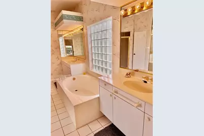 7402 Fairlinks Court, Sarasota, FL 34243 - Photo 13