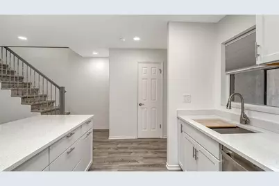 3310 Ramblewood Place, Sarasota, FL 34237 - Photo 7