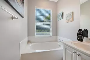 1625 Burgos Dr, Sarasota, FL 34238 - Photo 25