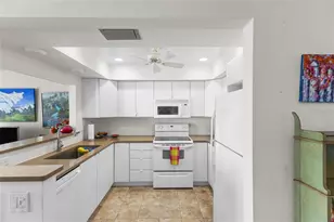 1520 Pelican Point Dr, Sarasota, FL 34231 - Photo 9