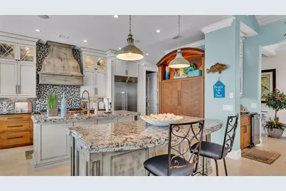 635 Key Royale Drive, Holmes Beach, FL 34217 - Photo 59