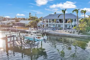 635 Key Royale Dr, Holmes Beach, FL 34217 - Photo 9