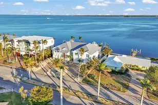 635 Key Royale Dr, Holmes Beach, FL 34217 - Photo 15