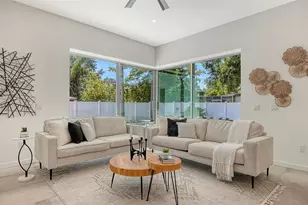 2010 Hyde Park Cir, Sarasota, FL 34239 - Photo 25