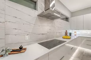 2010 Hyde Park Cir, Sarasota, FL 34239 - Photo 19