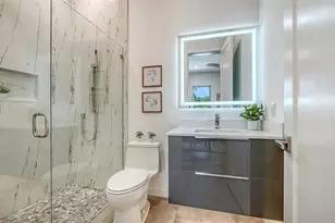 2010 Hyde Park Cir, Sarasota, FL 34239 - Photo 27