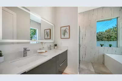 2010 Hyde Park Circle, Sarasota, FL 34239 - Photo 19