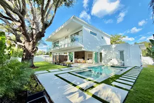 2010 Hyde Park Cir, Sarasota, FL 34239 - Photo 3