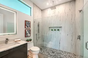 2010 Hyde Park Cir, Sarasota, FL 34239 - Photo 43