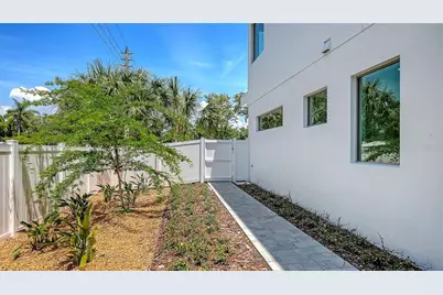 2010 Hyde Park Circle, Sarasota, FL 34239 - Photo 65