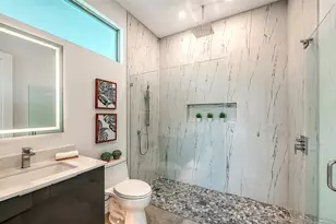 2010 Hyde Park Cir, Sarasota, FL 34239 - Photo 57