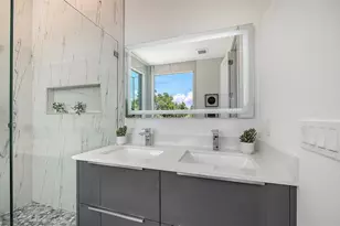 2010 Hyde Park Cir, Sarasota, FL 34239 - Photo 55