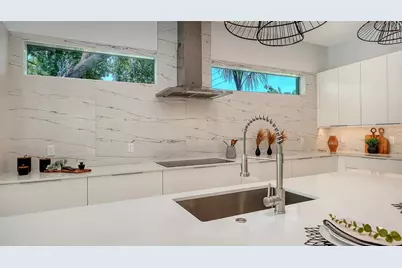 2010 Hyde Park Circle, Sarasota, FL 34239 - Photo 17