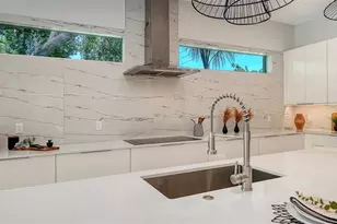 2010 Hyde Park Cir, Sarasota, FL 34239 - Photo 17