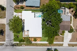 2010 Hyde Park Cir, Sarasota, FL 34239 - Photo 55