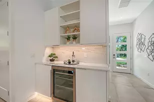 2010 Hyde Park Cir, Sarasota, FL 34239 - Photo 13