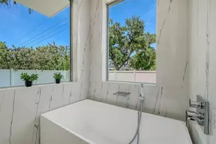 2010 Hyde Park Cir, Sarasota, FL 34239 - Photo 29