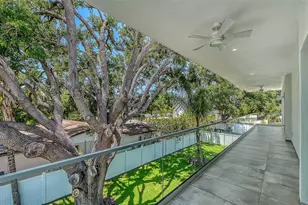 2010 Hyde Park Cir, Sarasota, FL 34239 - Photo 49