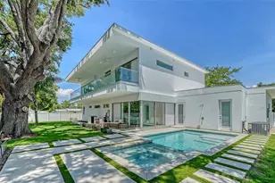 2010 Hyde Park Cir, Sarasota, FL 34239 - Photo 1