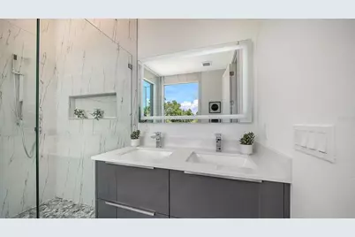 2010 Hyde Park Circle, Sarasota, FL 34239 - Photo 41