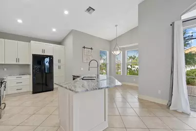 6634 38th Street E, Sarasota, FL 34243 - Photo 9