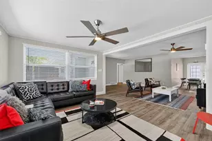 2806 Upper Tangelo Dr, Sarasota, FL 34239 - Photo 3