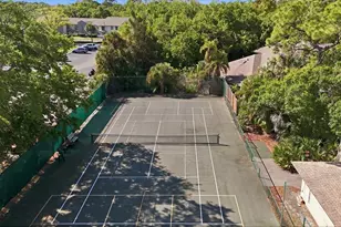 3351 Thornwood Rd, Sarasota, FL 34231 - Photo 7