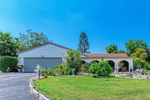 7236 Las Casas Dr, Sarasota, FL 34243 - Photo 3