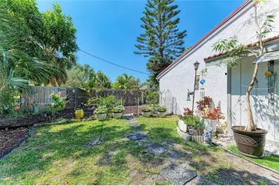 7236 Las Casas Dr, Sarasota, FL 34243 - Photo 35