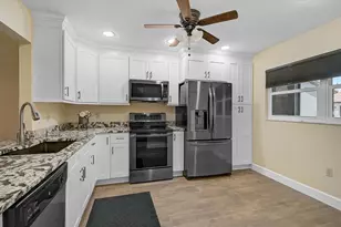 892 Country Club Cir, Venice, FL 34293 - Photo 13