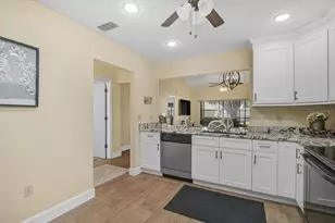 892 Country Club Cir, Venice, FL 34293 - Photo 13