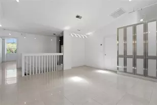 5588 Golf Pointe Dr, Sarasota, FL 34243 - Photo 9