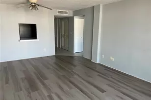 2760 Coconut Bay Ln Ln, Sarasota, FL 34237 - Photo 3