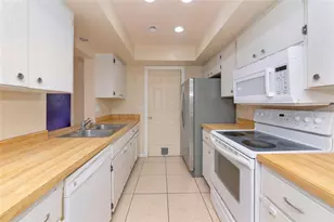 2529 Golden Poinciana Pl, Sarasota, FL 34232 - Photo 5