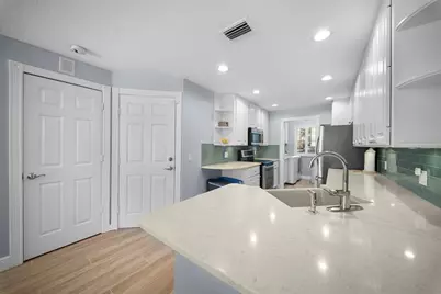 7668 Bergamo Avenue, Sarasota, FL 34238 - Photo 9