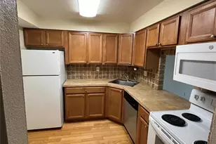 2760 Coconut Bay Ln Ln, Sarasota, FL 34237 - Photo 3