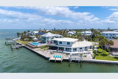 723 Key Royale Drive, Holmes Beach, FL 34217 - Photo 5