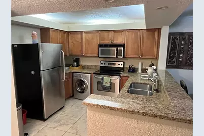 2740 Coconut Bay Ln Lane #317, Sarasota, FL 34237 - Photo 3