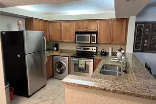 2740 Coconut Bay Ln Ln, Sarasota, FL 34237 - Photo 3