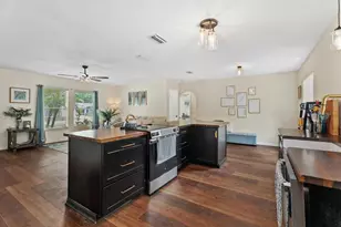 816 Queen Palm Ln, Sarasota, FL 34243 - Photo 5