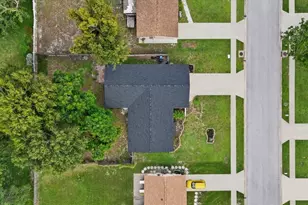 816 Queen Palm Ln, Sarasota, FL 34243 - Photo 35