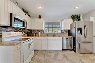 2916 Woodcrest Dr Dr, Sarasota, FL 34239 - Photo 9